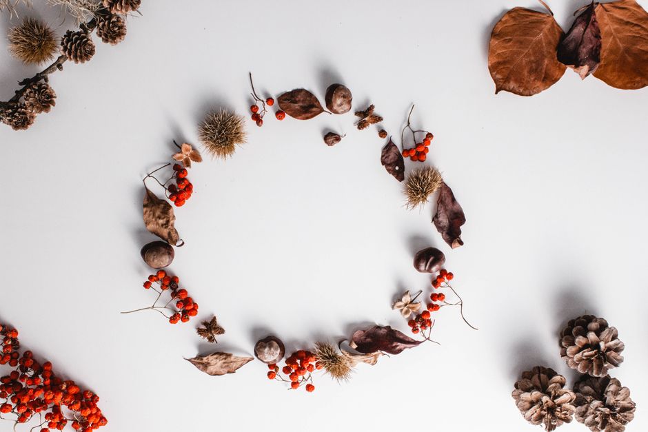 Duurzaam interieur met zelfgemaakte herfstkransen.