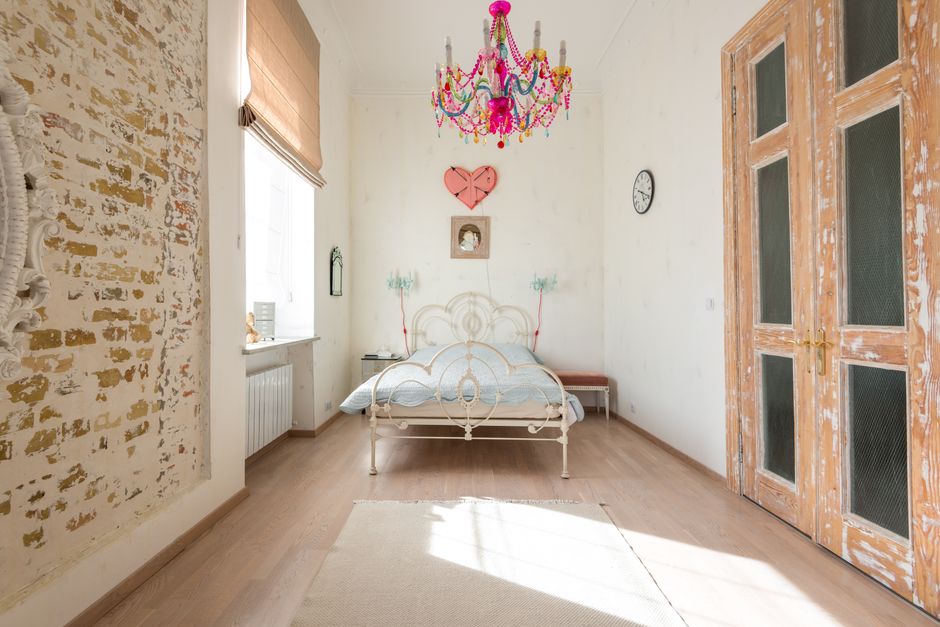 Romantische eetkamer met zwart-wit gordijnen. Romantische eetkamer met zwart-wit gordijnen.